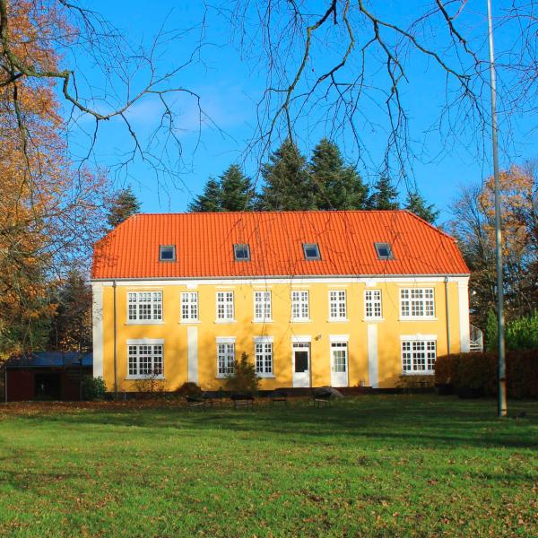 Plænen foran bines hus, hovedhuset ved himmelbjerggården