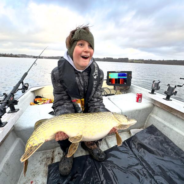 Dreng med fisk