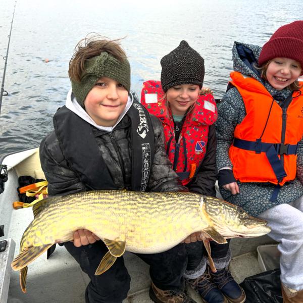 3 børn med fisk fra lystfiskerforeningen