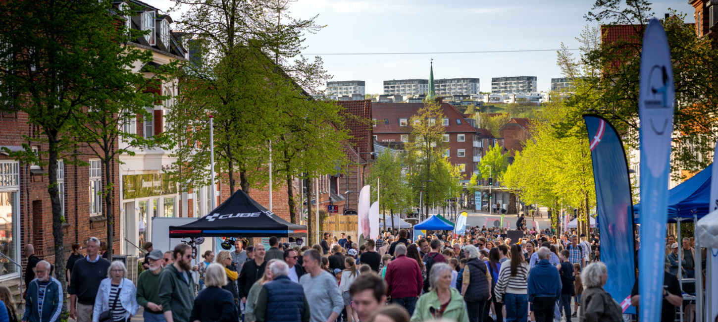 Folk der går i adelgade i skanderborg
