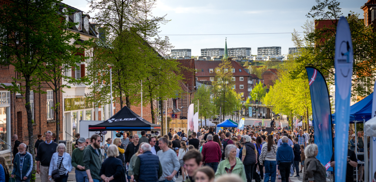Folk der går i adelgade i skanderborg