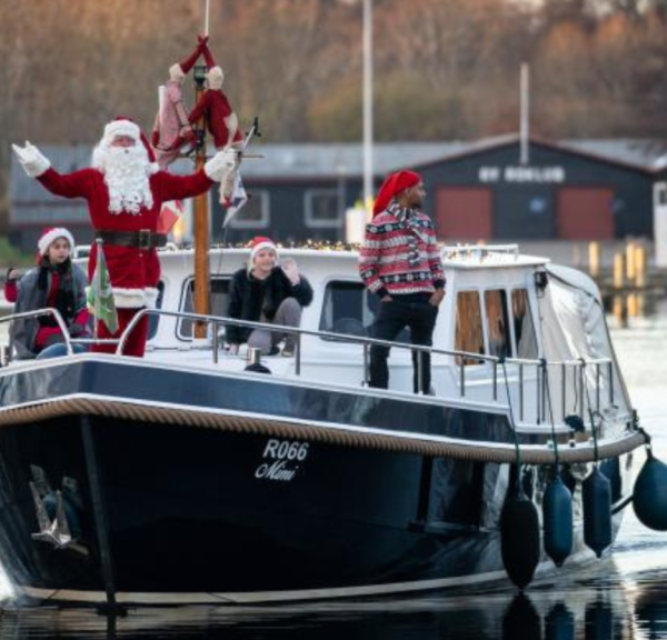 Julemanden ankommer til Ry i båd