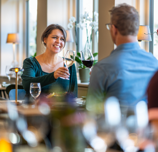 Et par der nyder et måltid på knudhule badehotel