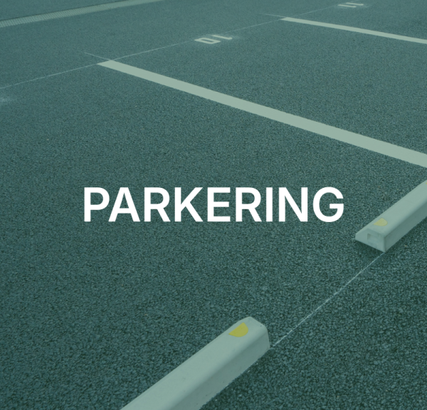 billede af parkeringsplads, hvor der står parkering
