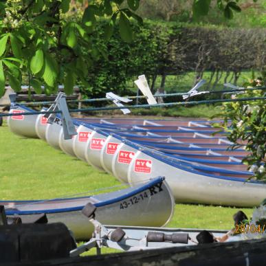 Kanoer på land, i række.