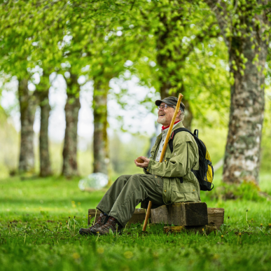 mand der sidder i naturen