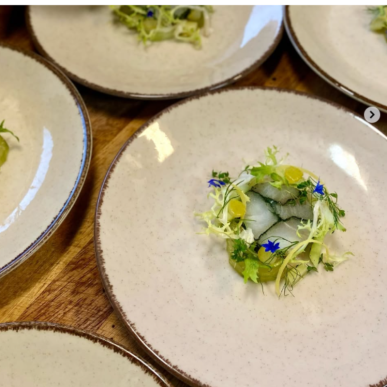 mad på tallerken på restaurant