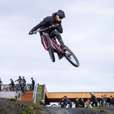 Dreng der cykler på mountain bike