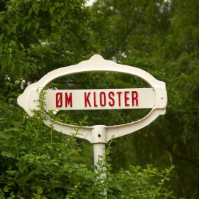 Øm kloster skilt