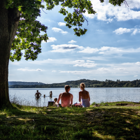 Par holder badedag ved søen