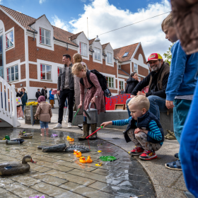 Børn leger i vandbassin