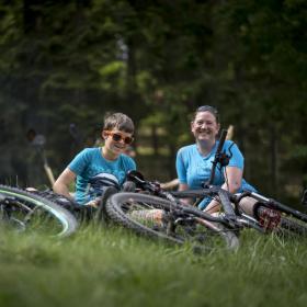mor og søn der sidder med deres cykler