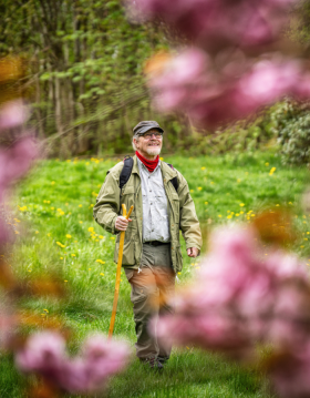 Man der går i naturen 
