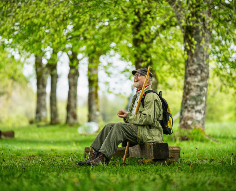 mand der sidder i naturen